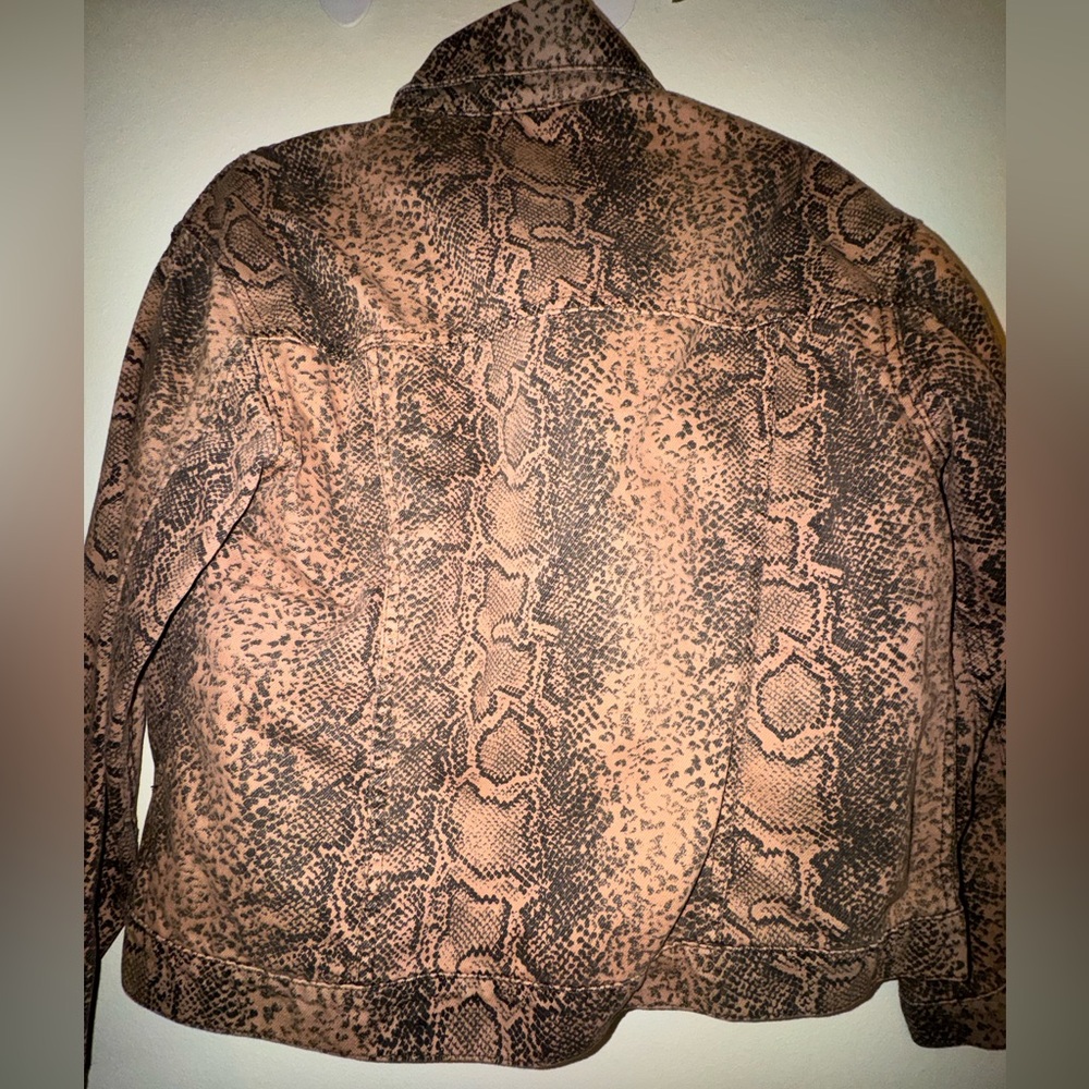 Free People Oversized snake skin print Jean Jacket EUC - Picture 9 of 9